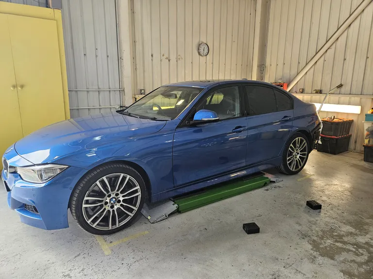 Strongman Lifts - Clifton car lift for sports cars