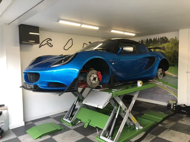 Strongman Lifts - Clifton maintenance car lift being used for wheel work