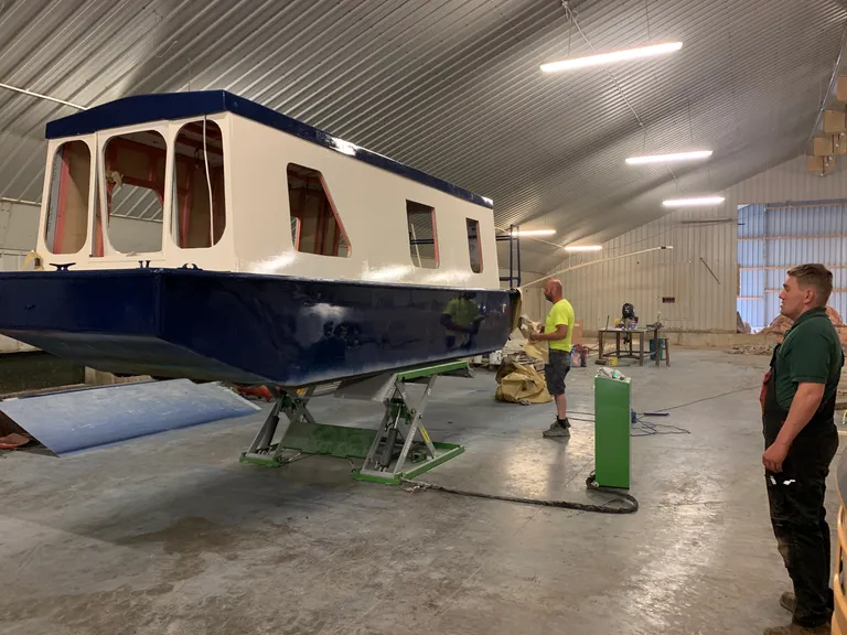 Strongman Lifts - Clifton heavy duty car lift lifting small canal boat